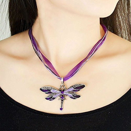 Collar con colgante de libélula de esmalte colorido Púrpura