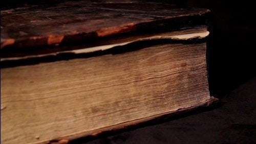 Fuera De La Oscuridad; La Historia De La Biblia Inglesa